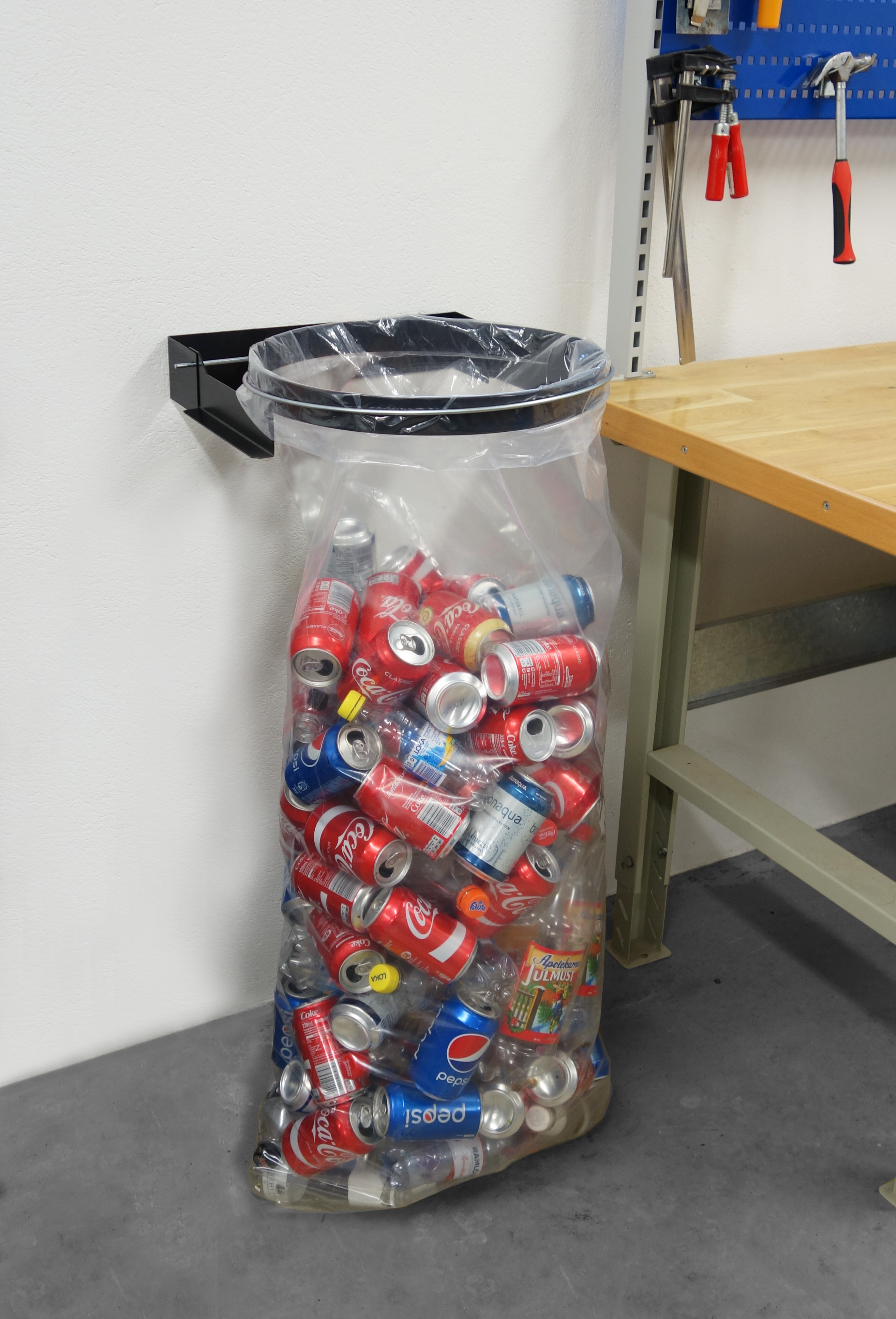 Sopställ vägg, Svart